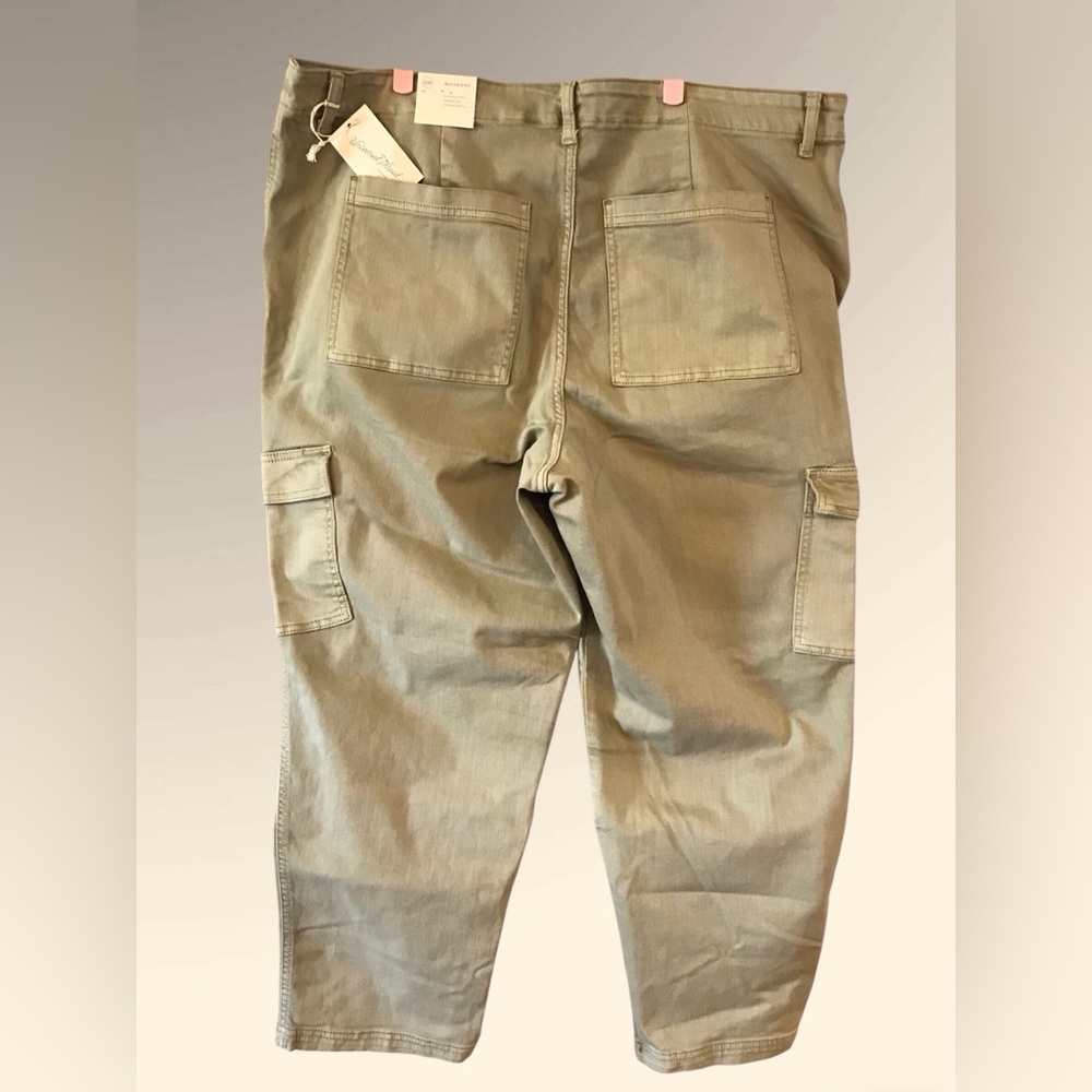 NWT Universal Thread Boyfriend Light Olive Cargo pants Women’s sz 22W Stretch‎
